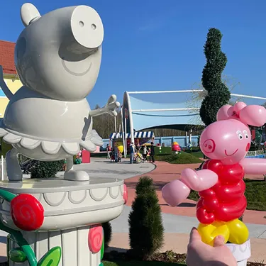 Peppa Wutz aus Luftballons im PEPPA PIG Park