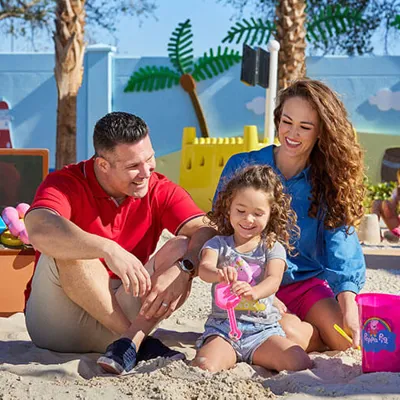 Familie auf Opa Kläffs Sandspielplatz
