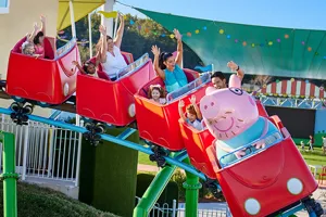 Papa Wutz Achterbahn im PEPPA PIG Park in Günzburg