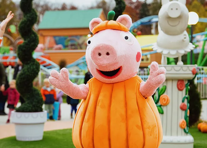 Peppa Wutz im Kürbis-Kostüm zu Halloween im PEPPA PIG Park