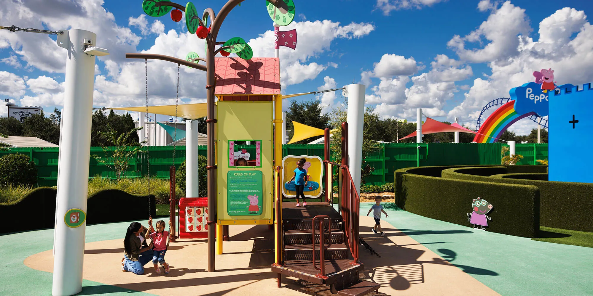 Kinder spielen in Peppas Baumhaus im Peppa Pig Park Deutschland