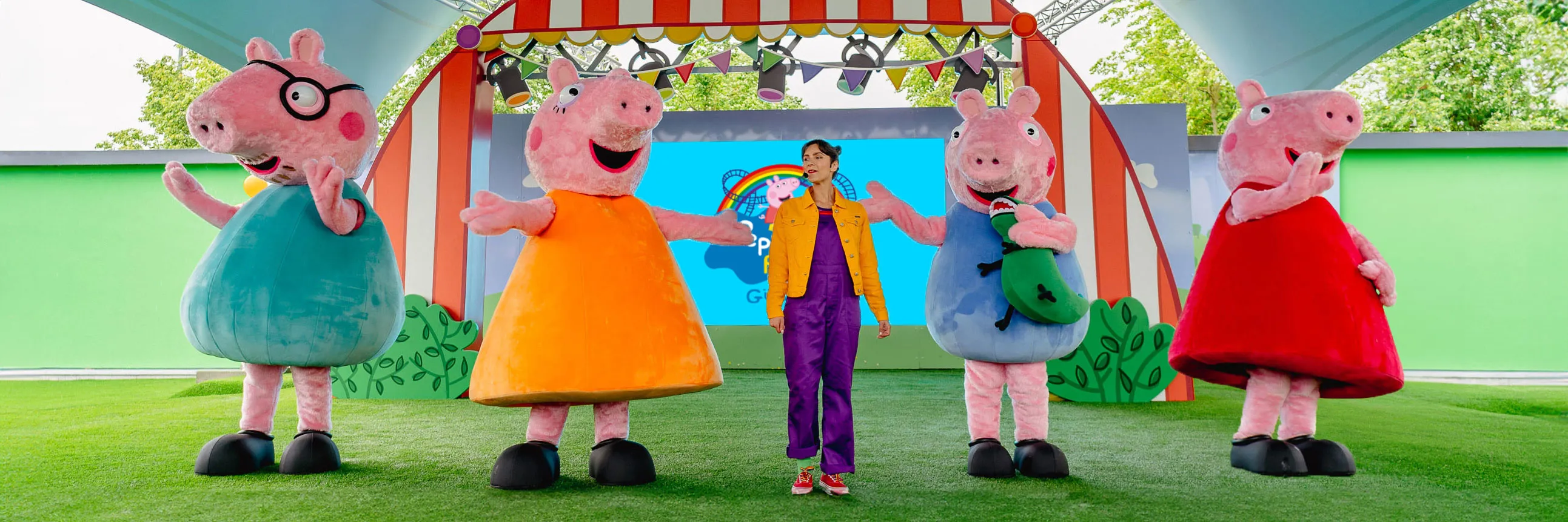 Peppa Pig Park Showtime at Mr. Potato with Peppa's family