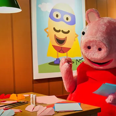 Peppa Wutz bastelt im PEPPA PIG Park