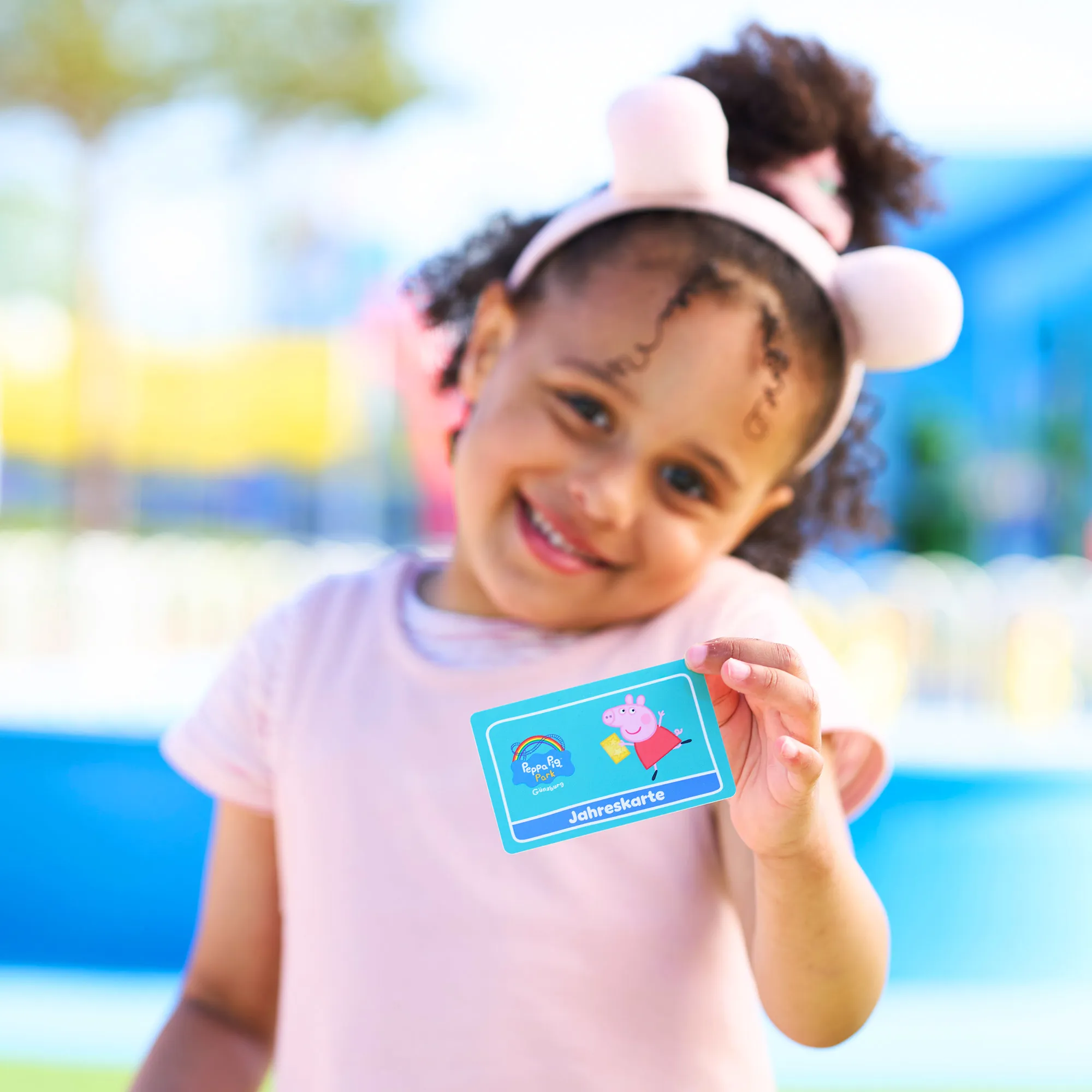 Kind mit Jahreskarte für den PEPPA PIG Park in Deutschland
