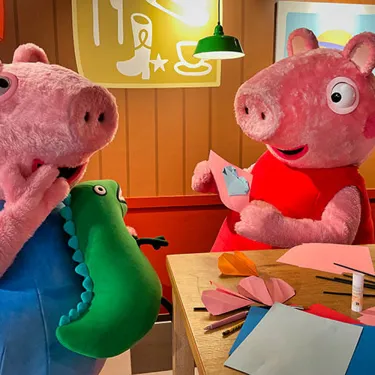 Peppa Wutz und Schorsch basteln im PEPPA PIG Park